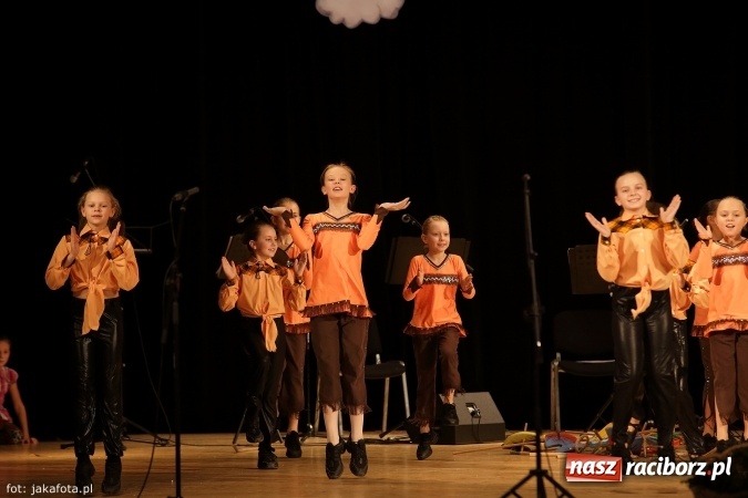 Zdjęcie w galerii na portalu naszraciborz.pl: Świąteczny koncert zespołów SKZR Źródło. Jak zawsze pięknie tańcowali, dziś dla Judyty wiadomości z regionu