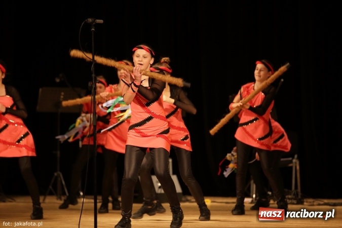 Zdjęcie w galerii na portalu naszraciborz.pl: Świąteczny koncert zespołów SKZR Źródło. Jak zawsze pięknie tańcowali, dziś dla Judyty wiadomości z regionu