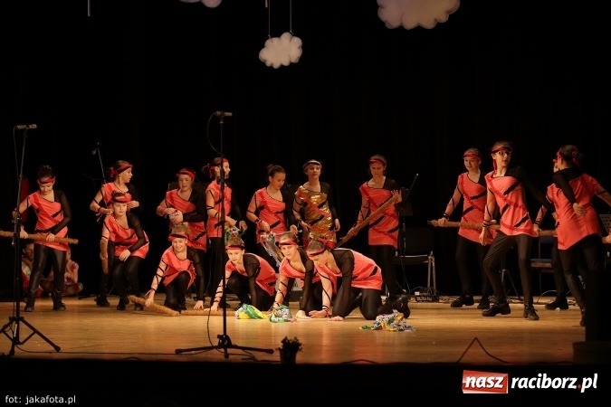 Zdjęcie w galerii na portalu naszraciborz.pl: Świąteczny koncert zespołów SKZR Źródło. Jak zawsze pięknie tańcowali, dziś dla Judyty wiadomości z regionu