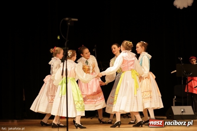 Zdjęcie w galerii na portalu naszraciborz.pl: Świąteczny koncert zespołów SKZR Źródło. Jak zawsze pięknie tańcowali, dziś dla Judyty wiadomości z regionu