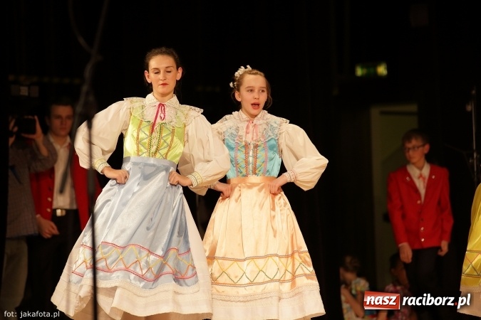 Zdjęcie w galerii na portalu naszraciborz.pl: Świąteczny koncert zespołów SKZR Źródło. Jak zawsze pięknie tańcowali, dziś dla Judyty wiadomości z regionu