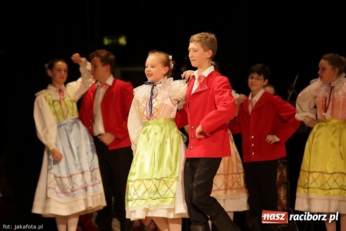 Zdjęcie w galerii na portalu naszraciborz.pl: Świąteczny koncert zespołów SKZR Źródło. Jak zawsze pięknie tańcowali, dziś dla Judyty wiadomości z regionu