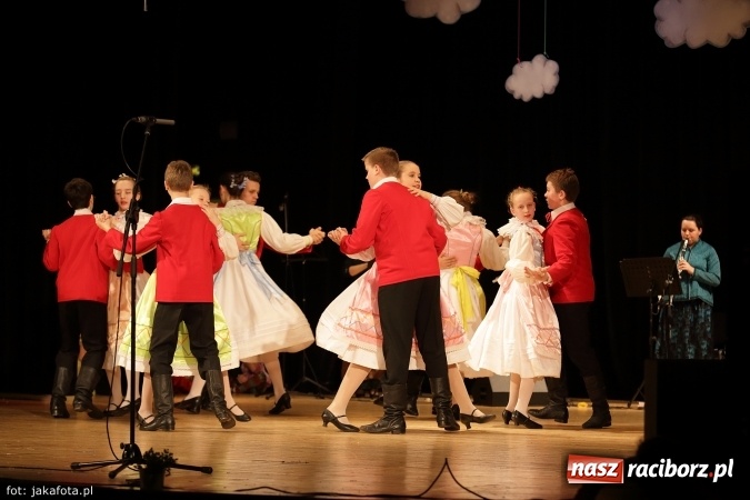 Zdjęcie w galerii na portalu naszraciborz.pl: Świąteczny koncert zespołów SKZR Źródło. Jak zawsze pięknie tańcowali, dziś dla Judyty wiadomości z regionu