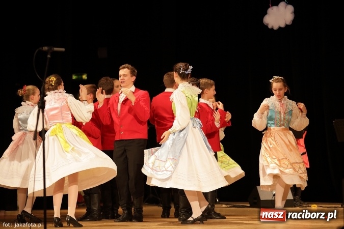 Zdjęcie w galerii na portalu naszraciborz.pl: Świąteczny koncert zespołów SKZR Źródło. Jak zawsze pięknie tańcowali, dziś dla Judyty wiadomości z regionu