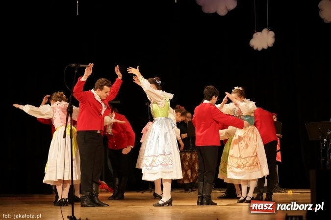 Zdjęcie w galerii na portalu naszraciborz.pl: Świąteczny koncert zespołów SKZR Źródło. Jak zawsze pięknie tańcowali, dziś dla Judyty wiadomości z regionu