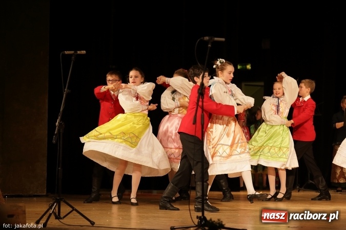 Zdjęcie w galerii na portalu naszraciborz.pl: Świąteczny koncert zespołów SKZR Źródło. Jak zawsze pięknie tańcowali, dziś dla Judyty wiadomości z regionu
