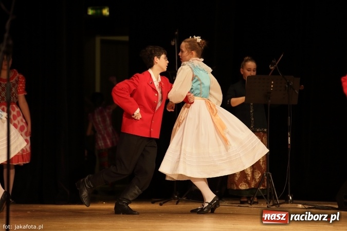 Zdjęcie w galerii na portalu naszraciborz.pl: Świąteczny koncert zespołów SKZR Źródło. Jak zawsze pięknie tańcowali, dziś dla Judyty wiadomości z regionu