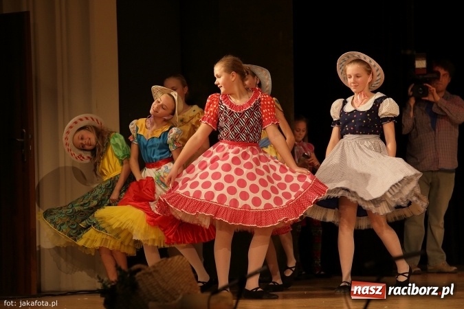 Zdjęcie w galerii na portalu naszraciborz.pl: Świąteczny koncert zespołów SKZR Źródło. Jak zawsze pięknie tańcowali, dziś dla Judyty wiadomości z regionu