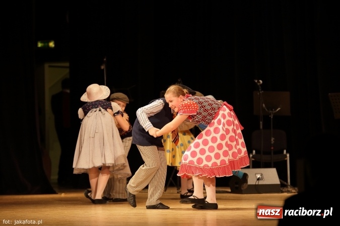 Zdjęcie w galerii na portalu naszraciborz.pl: Świąteczny koncert zespołów SKZR Źródło. Jak zawsze pięknie tańcowali, dziś dla Judyty wiadomości z regionu