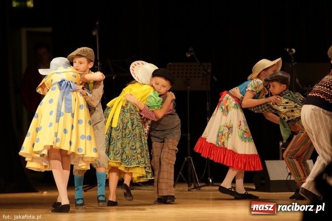Zdjęcie w galerii na portalu naszraciborz.pl: Świąteczny koncert zespołów SKZR Źródło. Jak zawsze pięknie tańcowali, dziś dla Judyty wiadomości z regionu