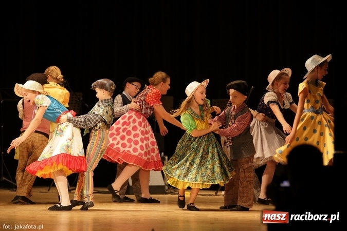 Zdjęcie w galerii na portalu naszraciborz.pl: Świąteczny koncert zespołów SKZR Źródło. Jak zawsze pięknie tańcowali, dziś dla Judyty wiadomości z regionu