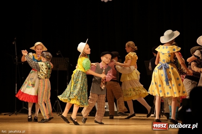 Zdjęcie w galerii na portalu naszraciborz.pl: Świąteczny koncert zespołów SKZR Źródło. Jak zawsze pięknie tańcowali, dziś dla Judyty wiadomości z regionu