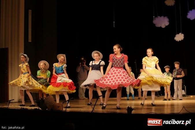 Zdjęcie w galerii na portalu naszraciborz.pl: Świąteczny koncert zespołów SKZR Źródło. Jak zawsze pięknie tańcowali, dziś dla Judyty wiadomości z regionu