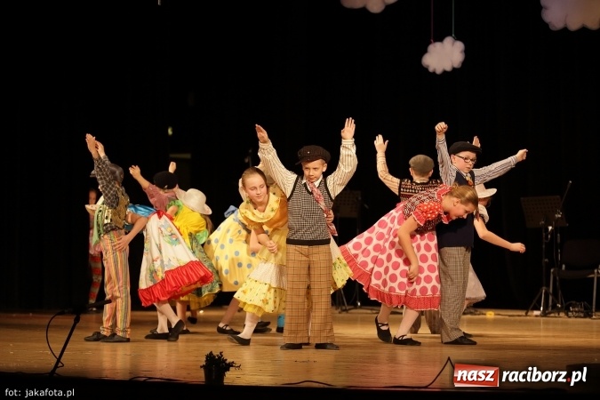 Zdjęcie w galerii na portalu naszraciborz.pl: Świąteczny koncert zespołów SKZR Źródło. Jak zawsze pięknie tańcowali, dziś dla Judyty wiadomości z regionu