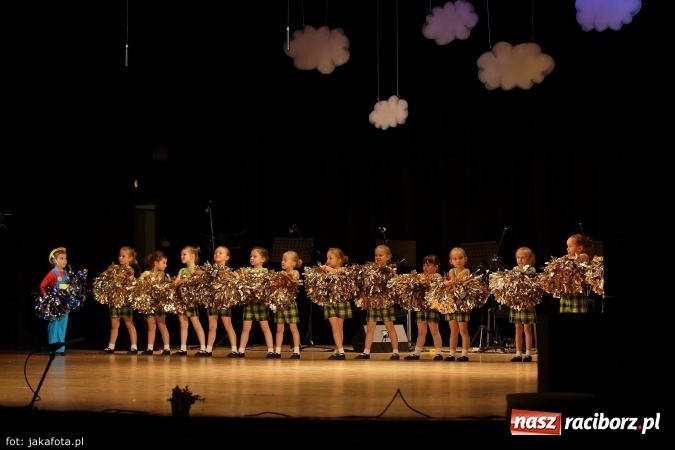 Zdjęcie w galerii na portalu naszraciborz.pl: Świąteczny koncert zespołów SKZR Źródło. Jak zawsze pięknie tańcowali, dziś dla Judyty wiadomości z regionu