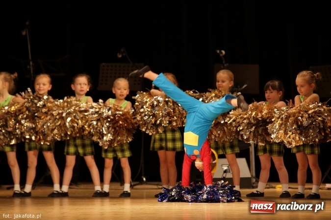 Zdjęcie w galerii na portalu naszraciborz.pl: Świąteczny koncert zespołów SKZR Źródło. Jak zawsze pięknie tańcowali, dziś dla Judyty wiadomości z regionu
