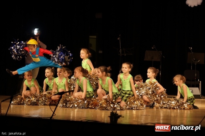 Zdjęcie w galerii na portalu naszraciborz.pl: Świąteczny koncert zespołów SKZR Źródło. Jak zawsze pięknie tańcowali, dziś dla Judyty wiadomości z regionu