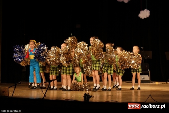 Zdjęcie w galerii na portalu naszraciborz.pl: Świąteczny koncert zespołów SKZR Źródło. Jak zawsze pięknie tańcowali, dziś dla Judyty wiadomości z regionu