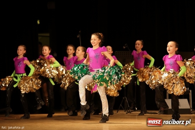 Zdjęcie w galerii na portalu naszraciborz.pl: Świąteczny koncert zespołów SKZR Źródło. Jak zawsze pięknie tańcowali, dziś dla Judyty wiadomości z regionu