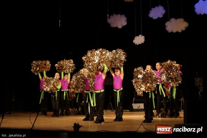 Zdjęcie w galerii na portalu naszraciborz.pl: Świąteczny koncert zespołów SKZR Źródło. Jak zawsze pięknie tańcowali, dziś dla Judyty wiadomości z regionu