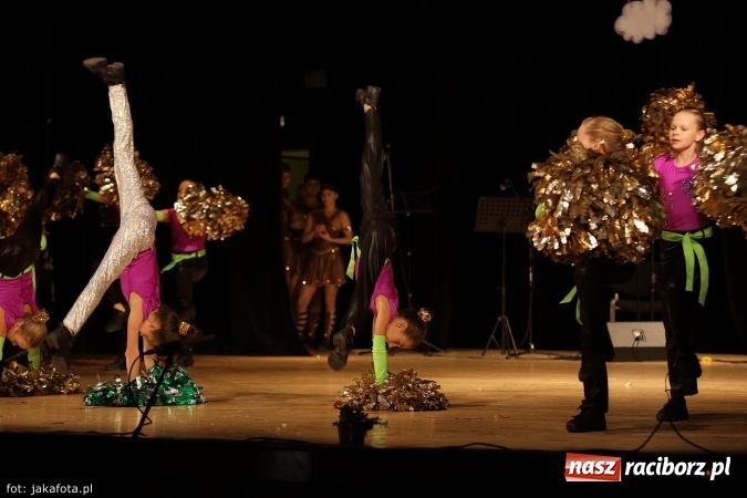 Zdjęcie w galerii na portalu naszraciborz.pl: Świąteczny koncert zespołów SKZR Źródło. Jak zawsze pięknie tańcowali, dziś dla Judyty wiadomości z regionu