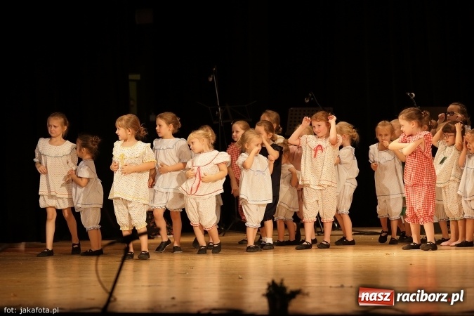 Zdjęcie w galerii na portalu naszraciborz.pl: Świąteczny koncert zespołów SKZR Źródło. Jak zawsze pięknie tańcowali, dziś dla Judyty wiadomości z regionu