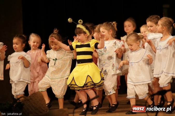 Zdjęcie w galerii na portalu naszraciborz.pl: Świąteczny koncert zespołów SKZR Źródło. Jak zawsze pięknie tańcowali, dziś dla Judyty wiadomości z regionu