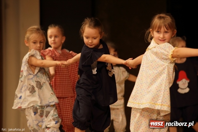 Zdjęcie w galerii na portalu naszraciborz.pl: Świąteczny koncert zespołów SKZR Źródło. Jak zawsze pięknie tańcowali, dziś dla Judyty wiadomości z regionu