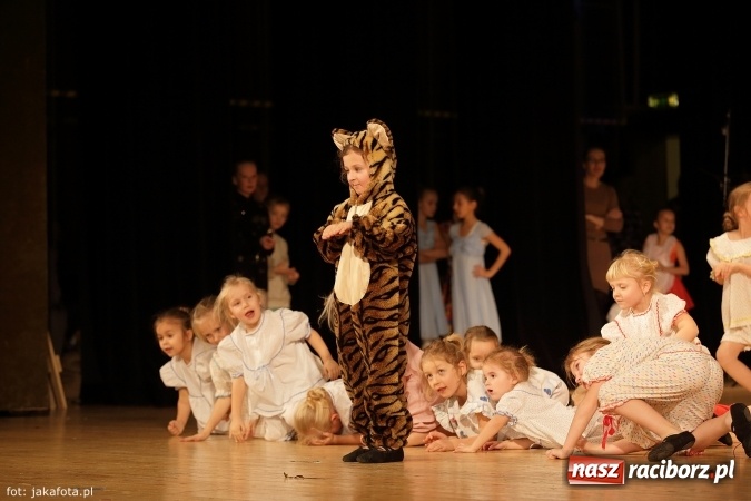 Zdjęcie w galerii na portalu naszraciborz.pl: Świąteczny koncert zespołów SKZR Źródło. Jak zawsze pięknie tańcowali, dziś dla Judyty wiadomości z regionu