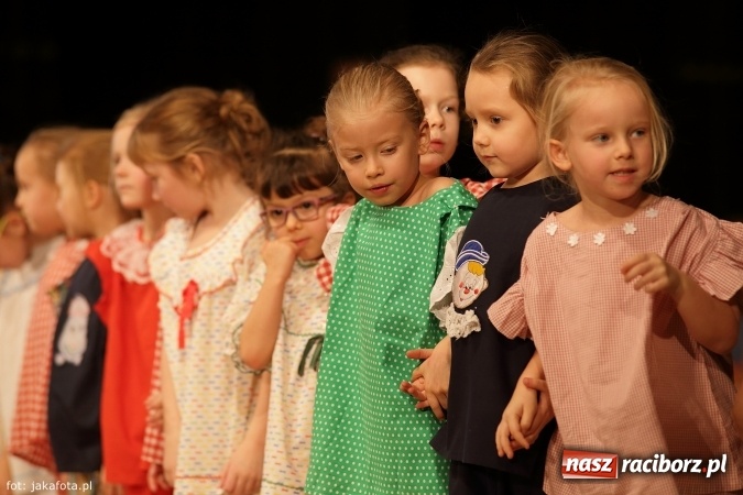 Zdjęcie w galerii na portalu naszraciborz.pl: Świąteczny koncert zespołów SKZR Źródło. Jak zawsze pięknie tańcowali, dziś dla Judyty wiadomości z regionu