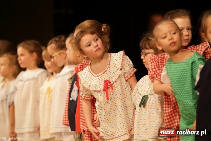 Zdjęcie w galerii na portalu naszraciborz.pl: Świąteczny koncert zespołów SKZR Źródło. Jak zawsze pięknie tańcowali, dziś dla Judyty wiadomości z regionu