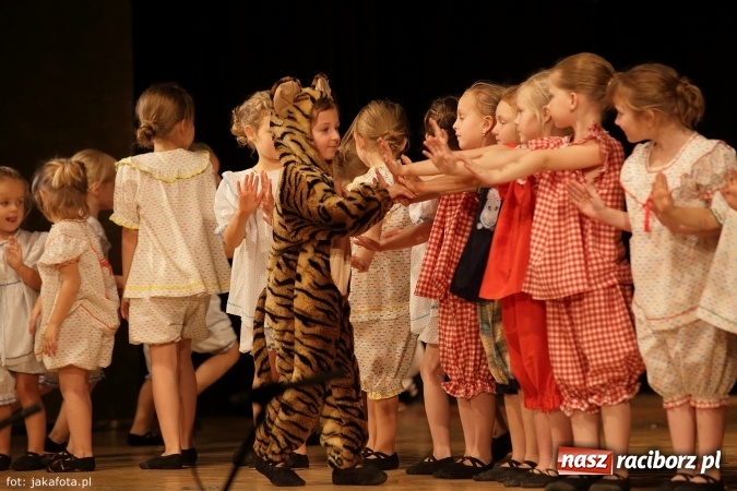 Zdjęcie w galerii na portalu naszraciborz.pl: Świąteczny koncert zespołów SKZR Źródło. Jak zawsze pięknie tańcowali, dziś dla Judyty wiadomości z regionu