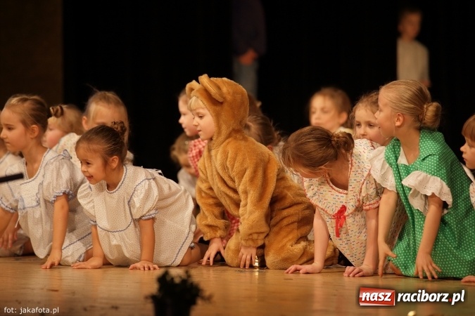 Zdjęcie w galerii na portalu naszraciborz.pl: Świąteczny koncert zespołów SKZR Źródło. Jak zawsze pięknie tańcowali, dziś dla Judyty wiadomości z regionu
