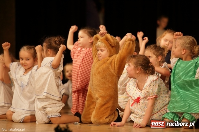 Zdjęcie w galerii na portalu naszraciborz.pl: Świąteczny koncert zespołów SKZR Źródło. Jak zawsze pięknie tańcowali, dziś dla Judyty wiadomości z regionu