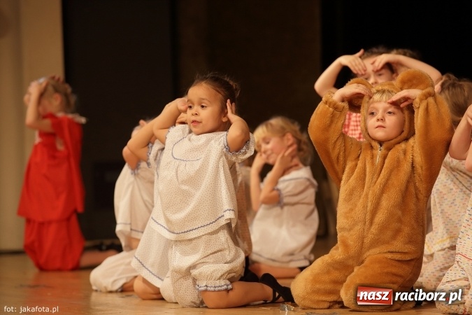 Zdjęcie w galerii na portalu naszraciborz.pl: Świąteczny koncert zespołów SKZR Źródło. Jak zawsze pięknie tańcowali, dziś dla Judyty wiadomości z regionu