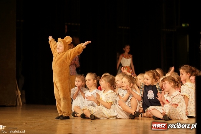 Zdjęcie w galerii na portalu naszraciborz.pl: Świąteczny koncert zespołów SKZR Źródło. Jak zawsze pięknie tańcowali, dziś dla Judyty wiadomości z regionu