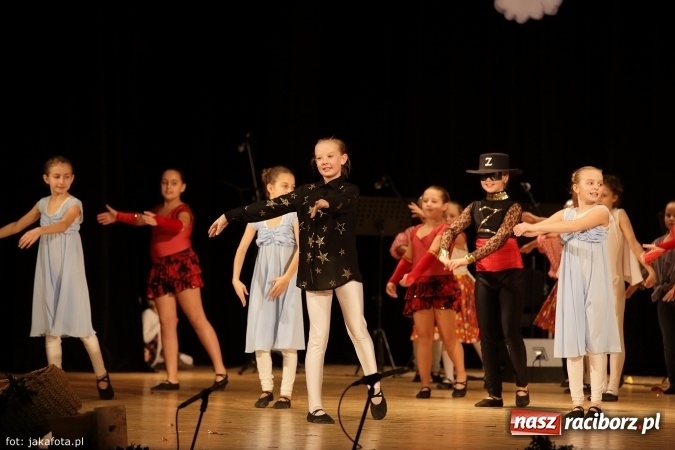 Zdjęcie w galerii na portalu naszraciborz.pl: Świąteczny koncert zespołów SKZR Źródło. Jak zawsze pięknie tańcowali, dziś dla Judyty wiadomości z regionu