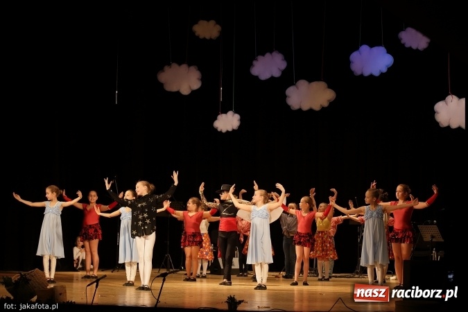 Zdjęcie w galerii na portalu naszraciborz.pl: Świąteczny koncert zespołów SKZR Źródło. Jak zawsze pięknie tańcowali, dziś dla Judyty wiadomości z regionu