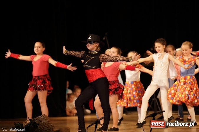 Zdjęcie w galerii na portalu naszraciborz.pl: Świąteczny koncert zespołów SKZR Źródło. Jak zawsze pięknie tańcowali, dziś dla Judyty wiadomości z regionu