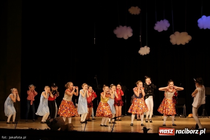 Zdjęcie w galerii na portalu naszraciborz.pl: Świąteczny koncert zespołów SKZR Źródło. Jak zawsze pięknie tańcowali, dziś dla Judyty wiadomości z regionu