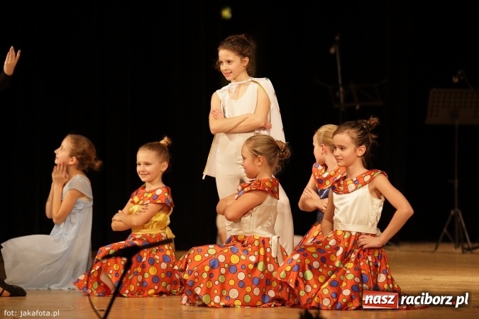 Zdjęcie w galerii na portalu naszraciborz.pl: Świąteczny koncert zespołów SKZR Źródło. Jak zawsze pięknie tańcowali, dziś dla Judyty wiadomości z regionu