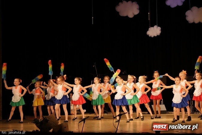 Zdjęcie w galerii na portalu naszraciborz.pl: Świąteczny koncert zespołów SKZR Źródło. Jak zawsze pięknie tańcowali, dziś dla Judyty wiadomości z regionu