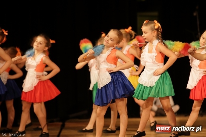 Zdjęcie w galerii na portalu naszraciborz.pl: Świąteczny koncert zespołów SKZR Źródło. Jak zawsze pięknie tańcowali, dziś dla Judyty wiadomości z regionu