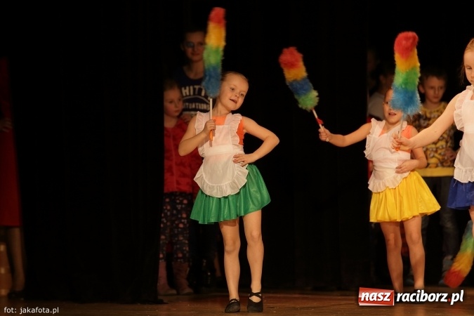 Zdjęcie w galerii na portalu naszraciborz.pl: Świąteczny koncert zespołów SKZR Źródło. Jak zawsze pięknie tańcowali, dziś dla Judyty wiadomości z regionu