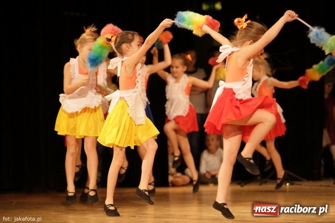 Zdjęcie w galerii na portalu naszraciborz.pl: Świąteczny koncert zespołów SKZR Źródło. Jak zawsze pięknie tańcowali, dziś dla Judyty wiadomości z regionu