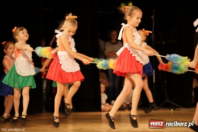 Zdjęcie w galerii na portalu naszraciborz.pl: Świąteczny koncert zespołów SKZR Źródło. Jak zawsze pięknie tańcowali, dziś dla Judyty wiadomości z regionu