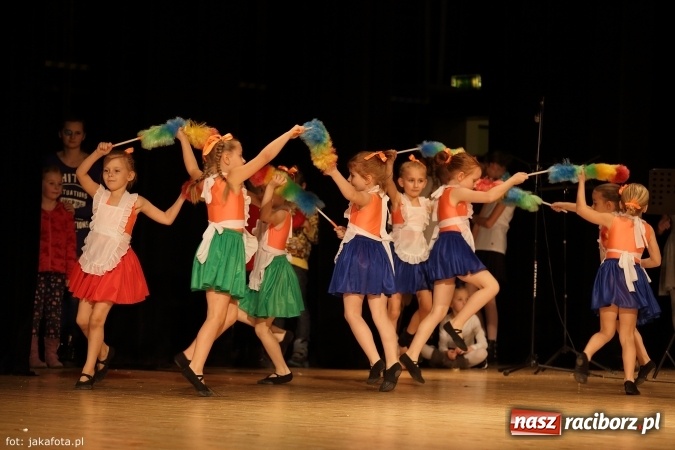 Zdjęcie w galerii na portalu naszraciborz.pl: Świąteczny koncert zespołów SKZR Źródło. Jak zawsze pięknie tańcowali, dziś dla Judyty wiadomości z regionu