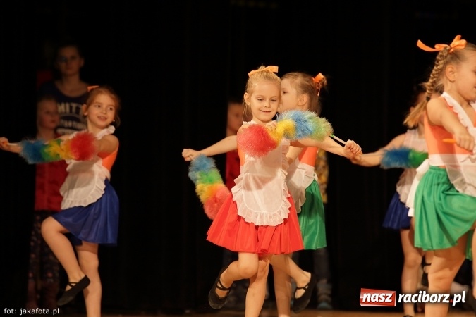 Zdjęcie w galerii na portalu naszraciborz.pl: Świąteczny koncert zespołów SKZR Źródło. Jak zawsze pięknie tańcowali, dziś dla Judyty wiadomości z regionu