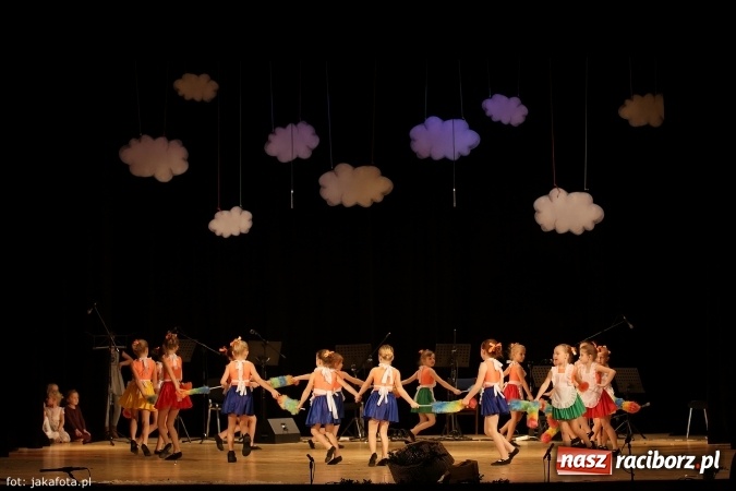 Zdjęcie w galerii na portalu naszraciborz.pl: Świąteczny koncert zespołów SKZR Źródło. Jak zawsze pięknie tańcowali, dziś dla Judyty wiadomości z regionu