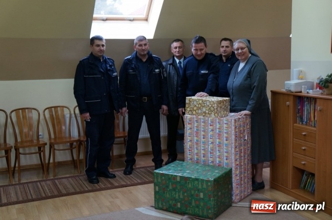 Zdjęcie w galerii na portalu naszraciborz.pl: Komendant odwiedził wychowanków Placówki Zielony Zakątek w Pogrzebieniu  wiadomości z regionu